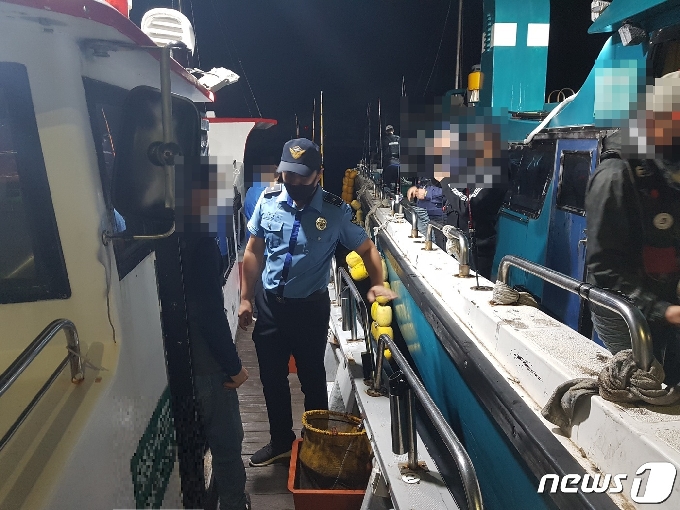 보령해경이 홍원항을 찾아 낚시어선 안전 점검을 하고 있다.(보령해경 제공)© 뉴스1