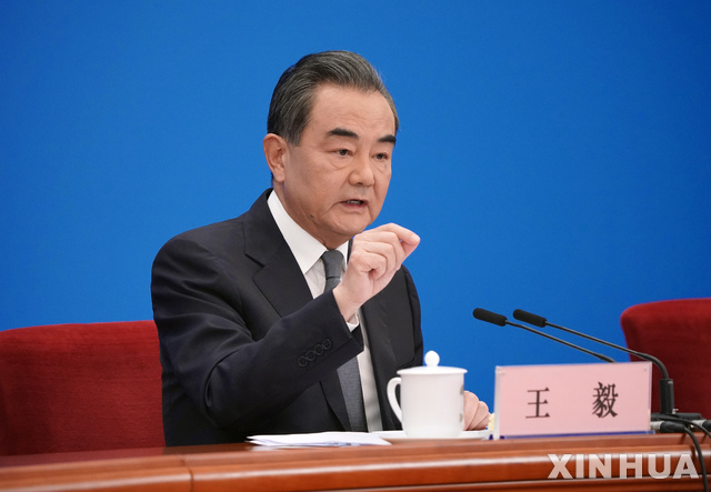 [ 베이징=AP/뉴시스] 왕이 중국 외교 담당 국무위원 겸 외교부장이 24일 베이징 인민대회당에서 외교정책, 미중 관계 등에 관한 기자회견을 갖고 있다. 2020.05.24