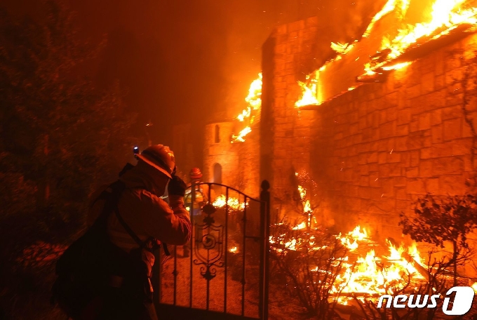 [사진] 캘리포니아 산불 덮친 와이너리 불 끄는 소방대원
