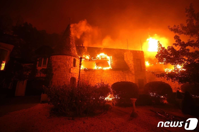 [사진] 캘리포니아 산불에 휩싸인 와이너리