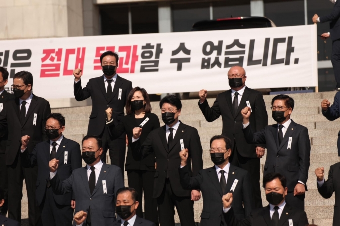 28일 국민의힘 의원들이 해수부 공무원에 대한 북한의 야만적 만행을 규탄하는 긴급 의원총회를 열었다. /사진= 장제원 의원 페이스북