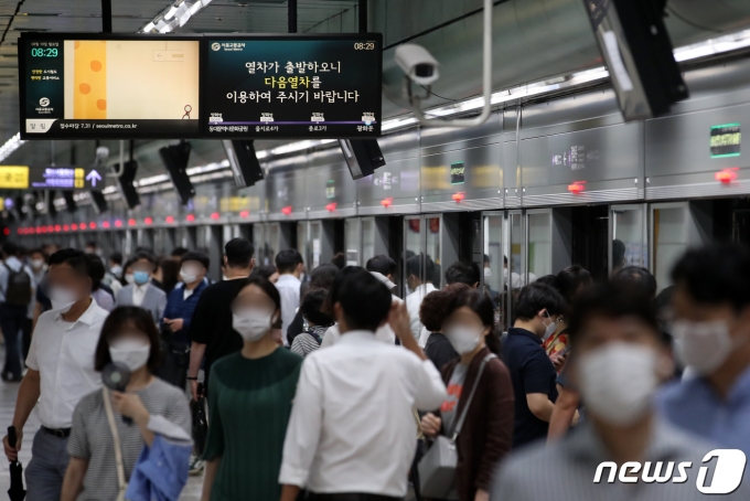지난 8월 10일 오전 서울 세종대로 지하철 광화문역에서 승객들이 내리고 있다.  /사진제공=뉴스1