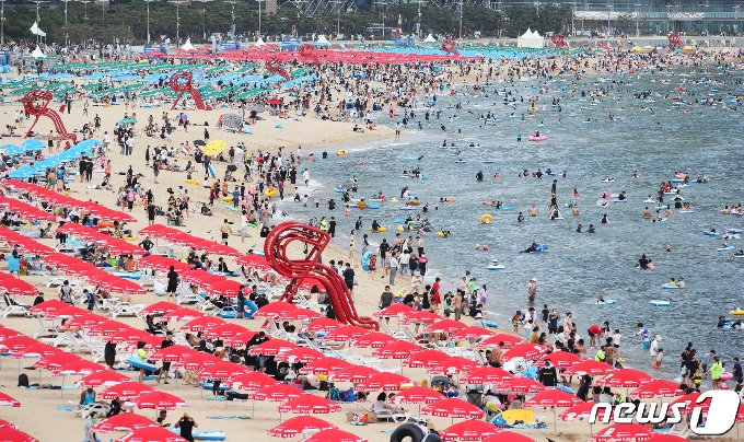 부산 해운대해수욕장을 찾은 관광객들이 물놀이로 더위를 식히고 있다. 2020.8.2/뉴스1 © News1 여주연 기자
