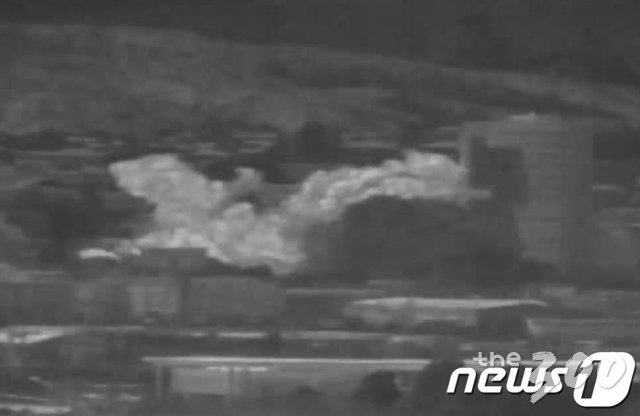 (서울=뉴스1) 박정호 기자 = 북한이 개성공단 내 남북공동연락사무소 청사를 6월16일 오후 2시 49분경 폭파했다. 사진은 우리군 장비로 촬영된 폭파 당시 영상 캡쳐.   북한 조선중앙TV는 이날 오후 5시께 긴급 보도를 통해 '개성 공업지구에 있는 공동연락사무소를 완전 파괴시키는 조치를 진행했다'라고 밝혔다. (국방부 제공) 2020.6.16/뉴스1