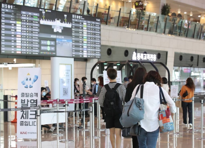 추석을 이틀 앞둔 28일 오전 서울 강서구 김포공항 국내선에서 여행객들이 탑승장을 향하고 있다./사진=뉴시스