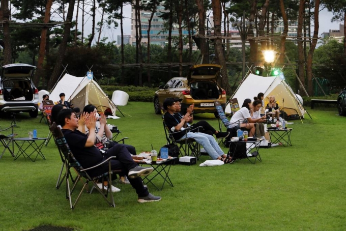 지난 8월 롯데물산이 코로나 19와 무더위에 지친 시민들을 위해 서울 송파구 롯데월드타워에서 차박, 비박을 즐길 수 있는 '써머레스트(SUMMEREST) 2020'을 개최했다./사진=롯데물산 제공, 뉴시스