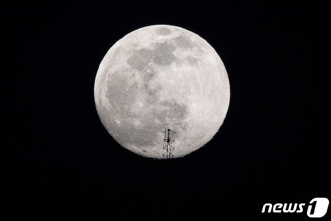 하늘 위로 보름달이 떠오르고 있다. 2020.2.8/뉴스1 © News1 유승관 기자
