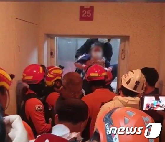 엘리베이터에 2시간 넘게 갇혀 있다가 구조되고 있는 모녀 모습.(부산경찰청 제공) /사진=뉴스1
