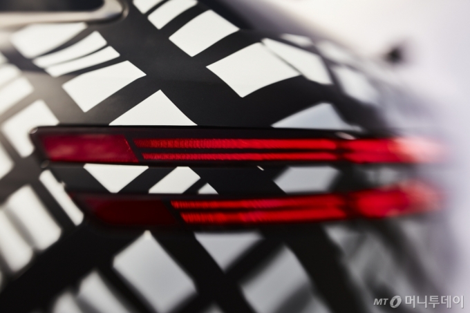 지-매트릭스 패턴으로 감싼 GV70 차량 이미지/사진제공=제네시스