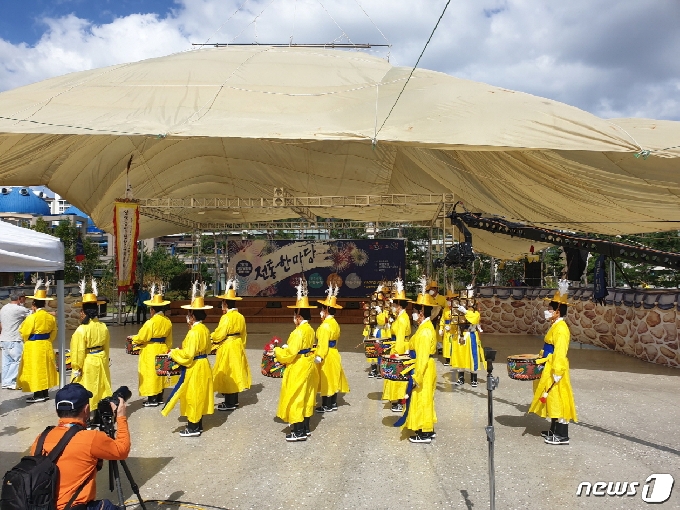 이번 추석 연휴기간 유튜브로 무료 상영될 작품 중 하나인 고양문화원의 전통한마당. (고양시청 제공)© 뉴스1
