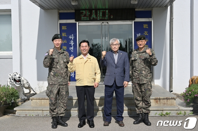 박정현 부여군수(민방위복)와 진광식 부여군의회 의장이 관내 군부대를 찾아 관계자들과 함께 기념사진을 찍고 있다.(부여군 제공) © 뉴스1