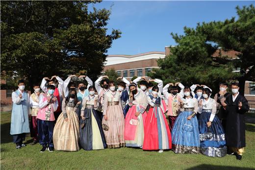 한국폴리텍 다솜고등학교 학생들이 지난달 28일 추석 명절을 맞아 한복을 입고 전통 문화를 체험하는 시간을 가졌다./사진제공=한국폴리텍