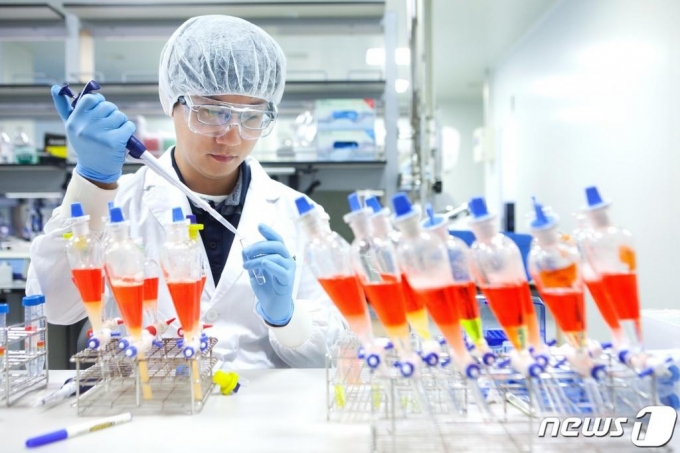 SK바이오사이언스 연구원이 백신 생산을 위한 연구를 진행하고 있다. (SK케미칼/바이오사이언스 제공) /사진=뉴스1