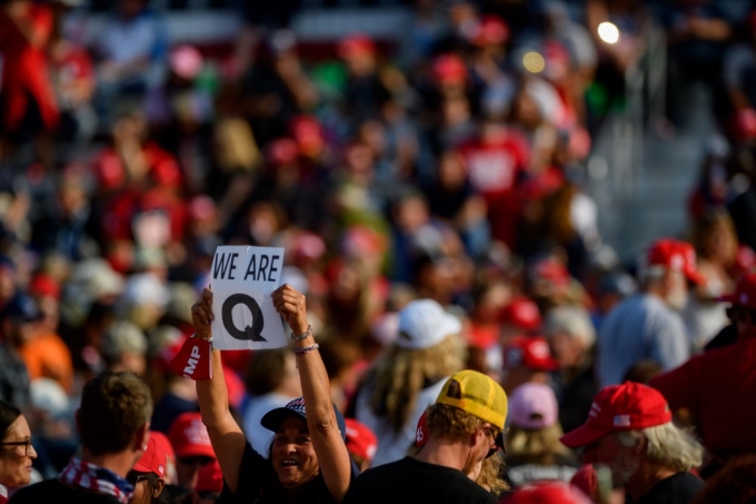 극우 음모론 단체 '큐아논'을 지지하는 이들이 '우리는 Q'라는 팻말을 들고 있다.  /AFPBBNews=뉴스1