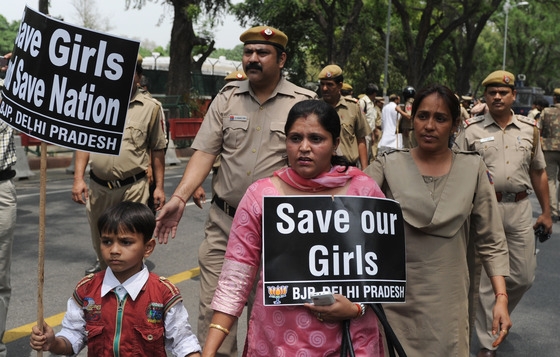 인도 뉴델리에서 시민들이 성폭력 반대 시위를 벌이고 있다. AFP/사진 =뉴스1