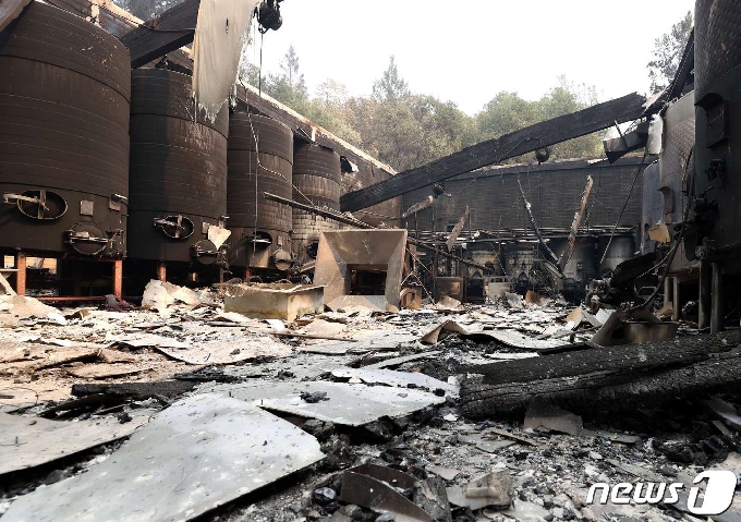 [사진] 캘리포니아 산불에 파손된 와이너리와 발효탱크