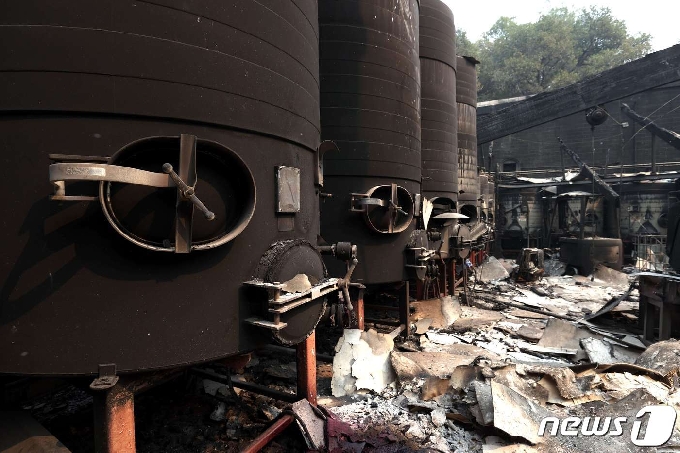 [사진] 캘리포니아 산불에 파손된 와인 발효탱크