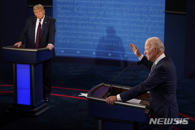 도널드 트럼프 미국 대통령과 조 바이든 민주당 대선 후보가 9월29일(현지시간) 미 오하이오주 클리블랜드에서 열린 제1차 TV 토론에 참석해 토론하고 있다./ 사진=AP/뉴시스