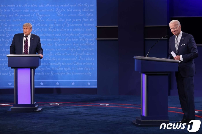 도널드 트럼프 미국 대통령(왼쪽)과 조 바이든 민주당 대선 후보 간의 첫 TV토론 장명 © AFP=뉴스1