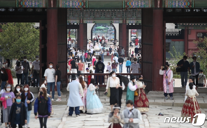 [사진] 경복궁에서 추석연휴 즐기는 시민들