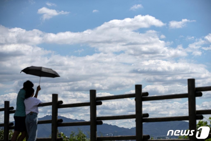 수도권 대부분 지역이 맑고 쾌청한 가을 날씨를 보인 지난달 13일 오후 서울 마포구 하늘공원 위로 파란 하늘이 펼쳐져 있다. /사진=뉴스1