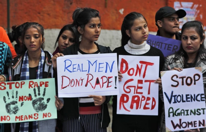 [뉴델리=AP/뉴시스]지난해 인도 뉴델리에서 성폭행 사건에 분노한 시민들이 정의를 요구하는 시위를 벌이고 있다. 2019.12.03.