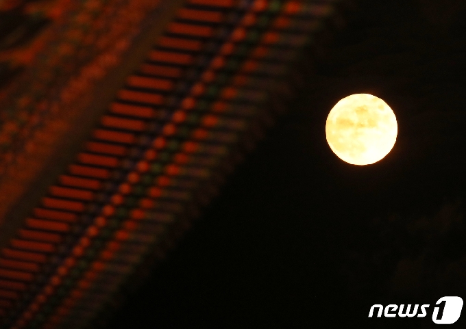 [사진] 경복궁 위로 떠오른 보름달