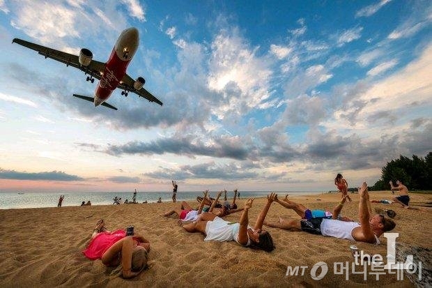 착륙 직전 태국 푸껫 마이카오 해변을 스치듯 지나가는 항공기의 모습/사진= 방콕포스트 관련기사 페이지 캡쳐