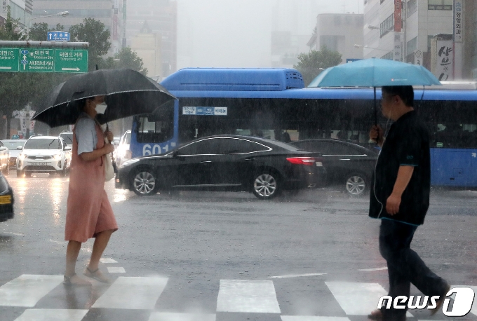 대대전 중구에서 시민들이 우산을 쓰고 발길을 재촉하고 있다. 뉴스1 © News1 김기태 기자
