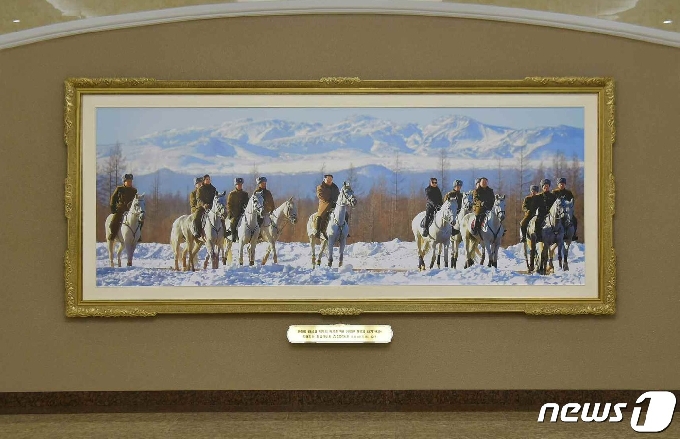 [사진] 김정은 백두산 군마 등정 사진 걸린 조선혁명박물관