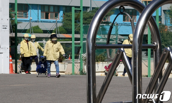 서울 양천구 한 중학교에서 지난달 24일 동사무소 직원들이 나와 방역을 하고 있다./뉴스1 © News1 이동해 기자