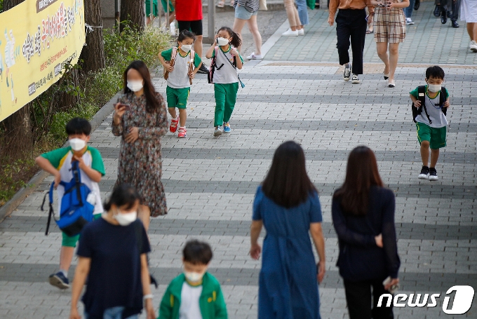 수도권 등교수업이 재개된 지난달 21일 서울시내 초등학교에서 학생들이 하교하고 있다. /뉴스1 © News1 안은나 기자