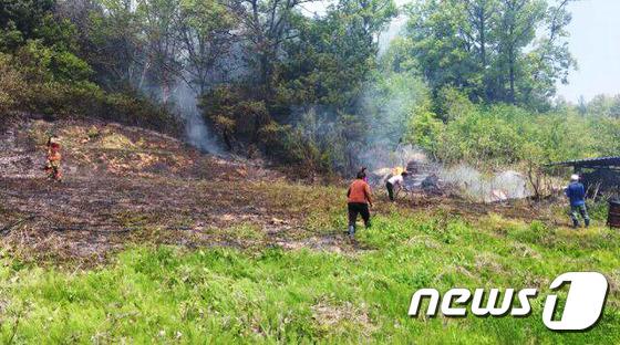 논두렁에서 쓰레기를 소각하다가 불이 인근 산으로 옮겨 붙었다./뉴스1 © News1