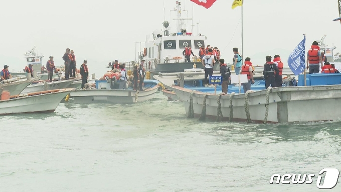'마로해역(만호해역)'의 어업행사권을 놓고 갈등을 겪고 있는 전남 해남군과 진도군 어민들이 10일 해상에서 충돌했다.(독자제공)2020.9.10 /뉴스1