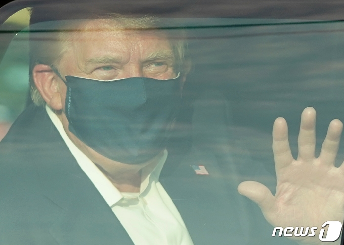 [사진] 차 타고 지지자들에게 손 흔드는 트럼프