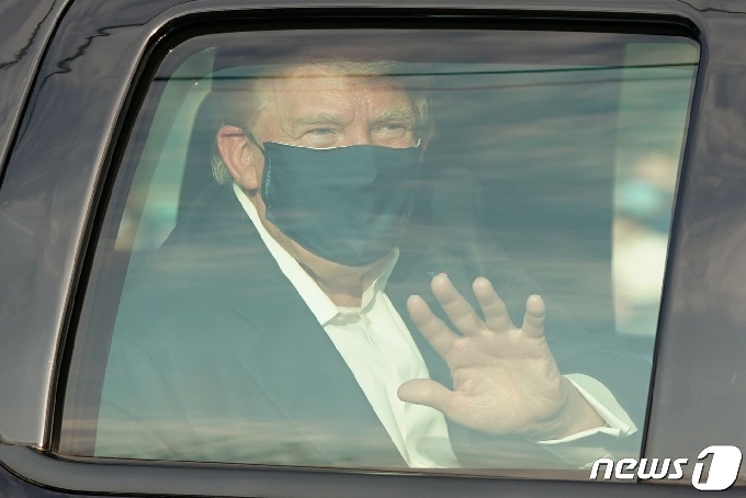 [사진] 마스크 쓰고 차량 외출하는 트럼프