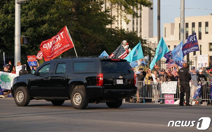 [사진] 지지자들 환호받는 차량 탄 트럼프