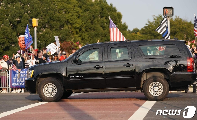 [사진] 지지자들 앞 지나가는 트럼프 탄 차량