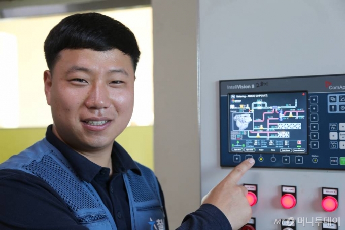 칠성바이오 최동석 자원순환연구소장이 25일 충남 청양군 연구시설에서 바이오 가스를 전기로 생산화는 과정을 설명하고 있다. / 사진=정혁수