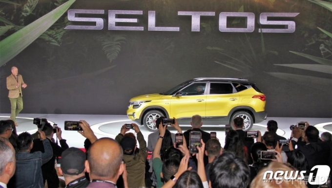 20일(현지시각) 미국 캘리포니아주 로스앤젤레스 컨벤션센터에서 열린 '2019 LA 오토쇼'에 기아자동차의 하이클래스 소형 SUV ‘셀토스’가 공개되고 있다. (기아차 제공) 2019.11.21/뉴스1