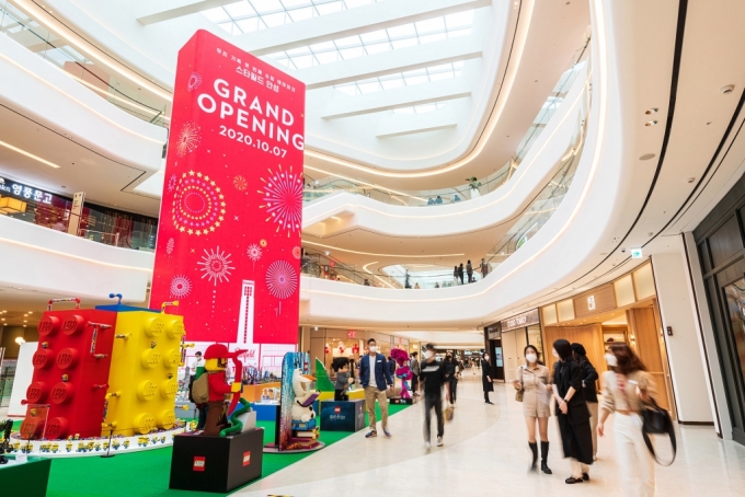 5일 오전 경기남부 최대 쇼핑 테마파크 스타필드 안성 프리 오픈을 맞아 고객들이 스타필드 안성을 구경하고 있다.