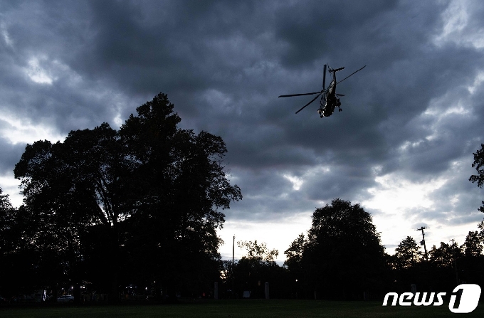 [사진] 먹구름 속 군 병원 출발하는 트럼프 전용헬기