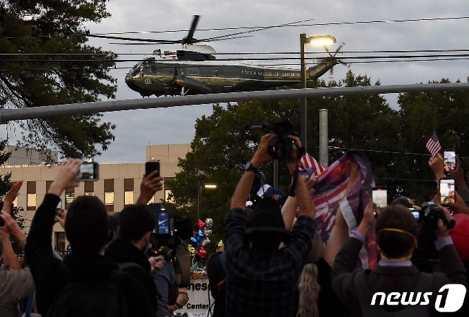 [사진] 군 병원 출발하는 트럼프 전용헬기 환송하는 지지자
