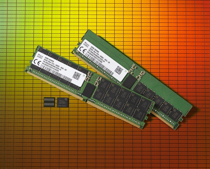 SK하이닉스가 세계최초로 출시한 2세대 10나노급(1ynm) DDR5 D램_01 /사진제공=SK하이닉스