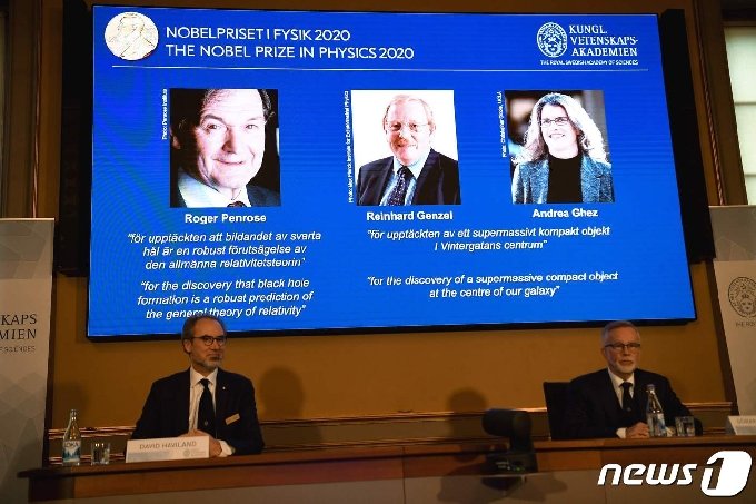 노벨상 왕립 과학원 노벨위원회가 6일(현지시간) 2020년 물리학상 수상자를 발표하고 있다.. © AFP=뉴스1