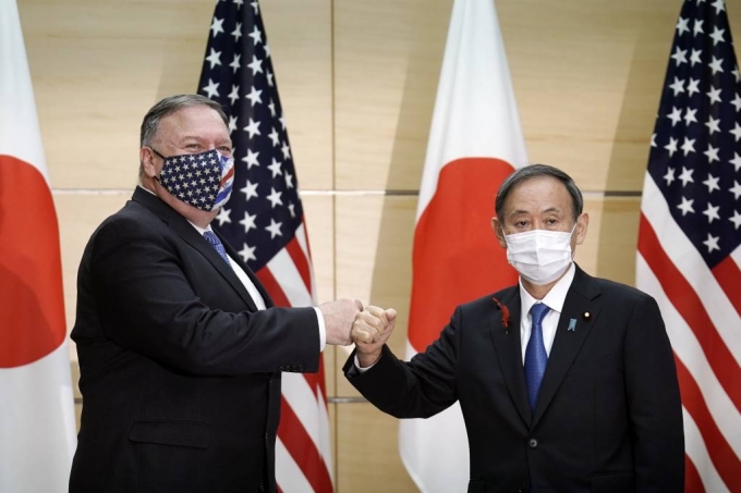 일본을 방문한 마이크 폼페이오(왼쪽) 미 국무장관이 6일 일본 도쿄 총리공관에서 스가 요시히데 총리와 만나 회담에 앞서 주먹 인사를 나누고 있다. 폼페이오 장관은 스가 총리 예방 후 미국·일본·호주·인도 4개국 외교장관 회담인 '쿼드' 회의에 참석한다./사진=[도쿄=AP/뉴시스]
