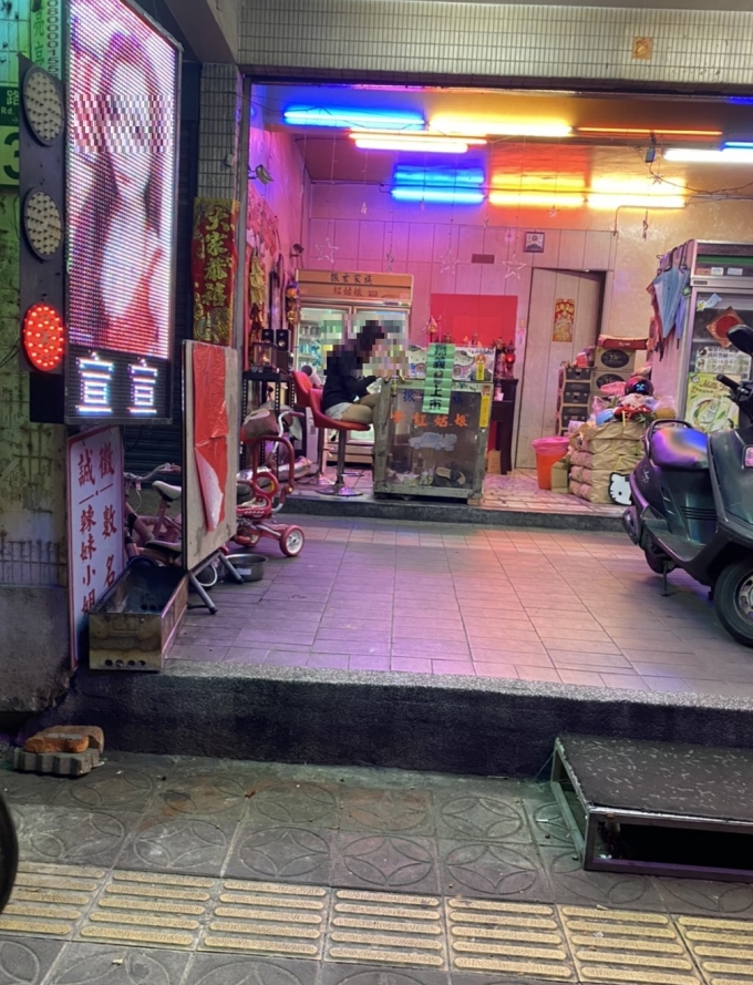 타이페이의 한 빈랑 가게에 앉아 있는 여성 직원. / 사진= 대만 독자 홍위펀씨 제공