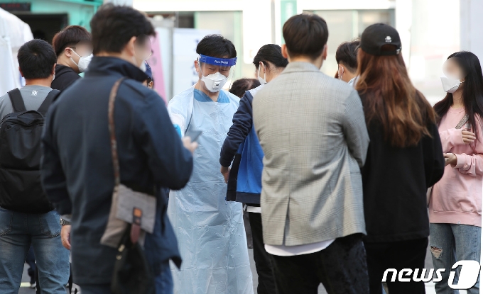 8일 오전 서울 중구 국립중앙의료원에 마련된 선별진료소에서 시민들이 신종 코로나바이러스 감염증(코로나19) 진단검사를 받기 위해 대기하고 있다./뉴스1 © News1
