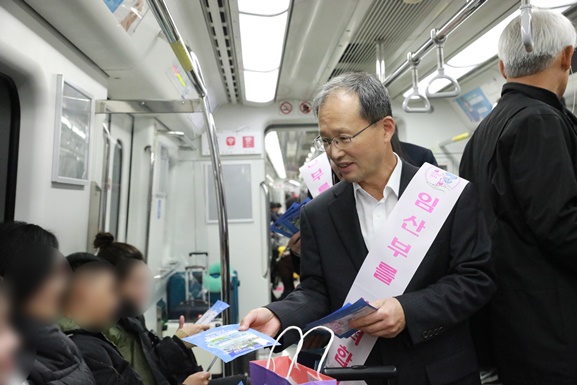 김한영 사장이 지난해 11월 공항철도 일반열차에서 임산부 배려석 캠페인을 벌이고 있다./사진=공항철도
