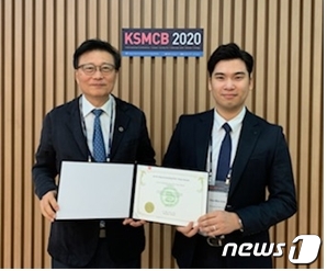 2020년도 1회 이세영 우수박사학위논문상 받는 김초원(오른쪽) 박사.© 뉴스1